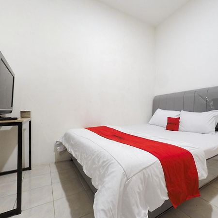 Готель Reddoorz At Flamboyan Harapan Indah Бекасі Екстер'єр фото