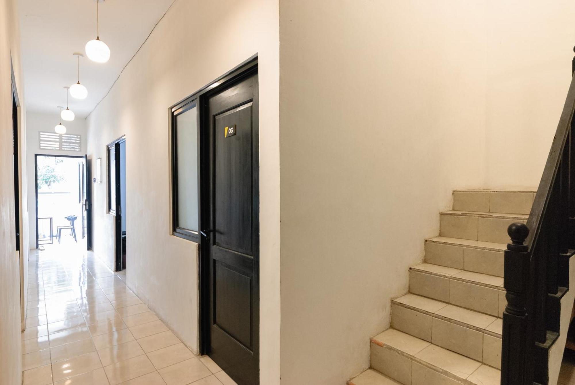 Готель Reddoorz At Flamboyan Harapan Indah Бекасі Екстер'єр фото